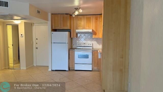 For Sale: $180,000 (1 beds, 1 baths, 750 Square Feet)