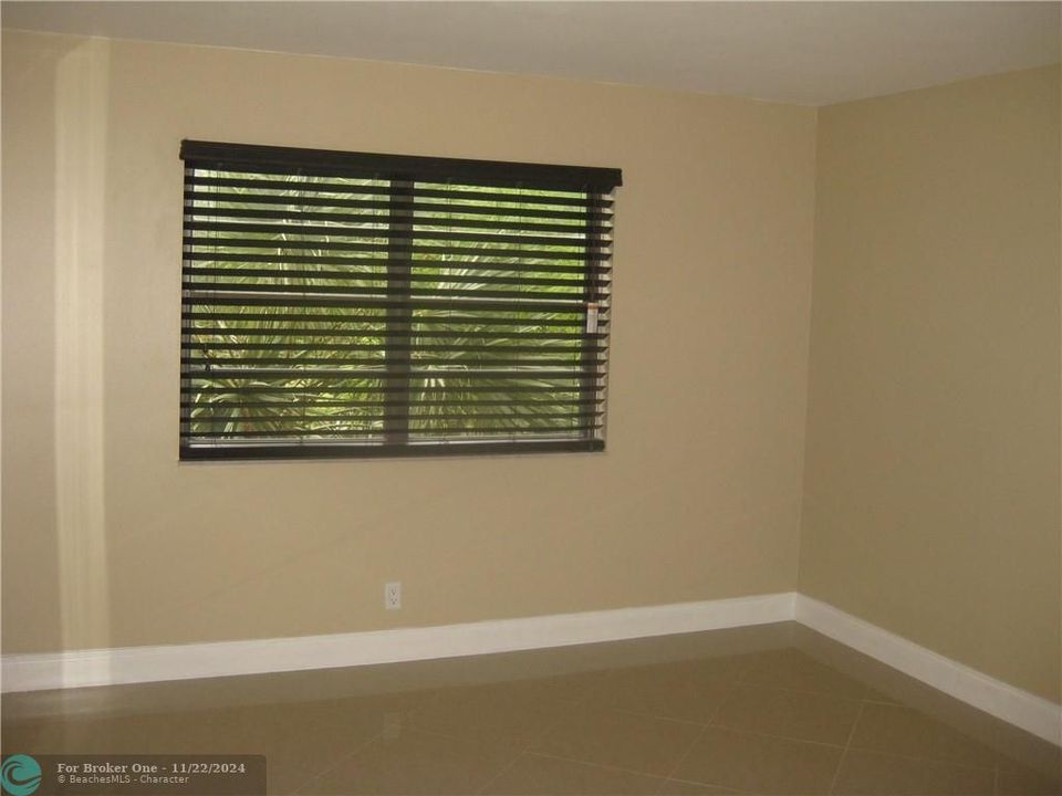 For Rent: $2,300 (2 beds, 2 baths, 979 Square Feet)