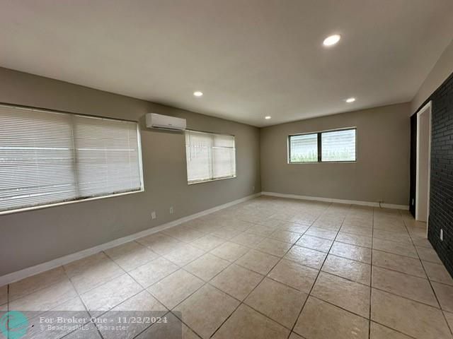 For Rent: $1,800 (1 beds, 1 baths, 700 Square Feet)