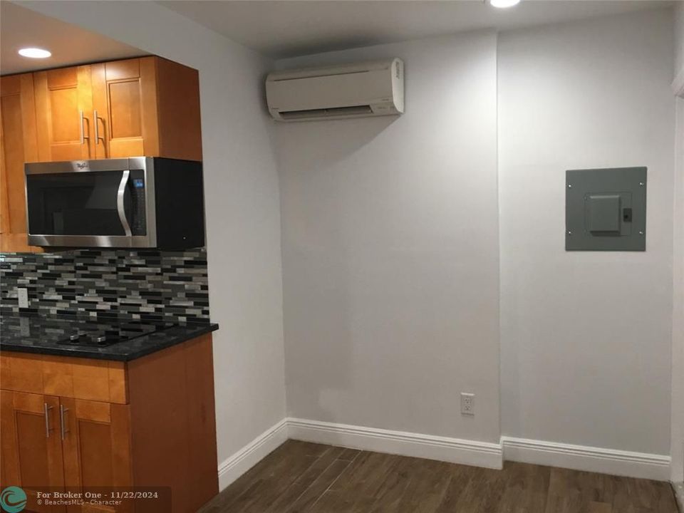 For Sale: $1,550 (1 beds, 1 baths, 0 Square Feet)