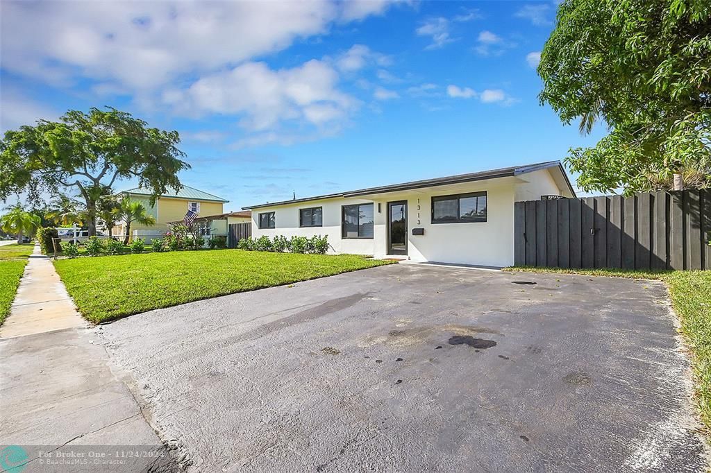 For Sale: $699,900 (3 beds, 2 baths, 1596 Square Feet)