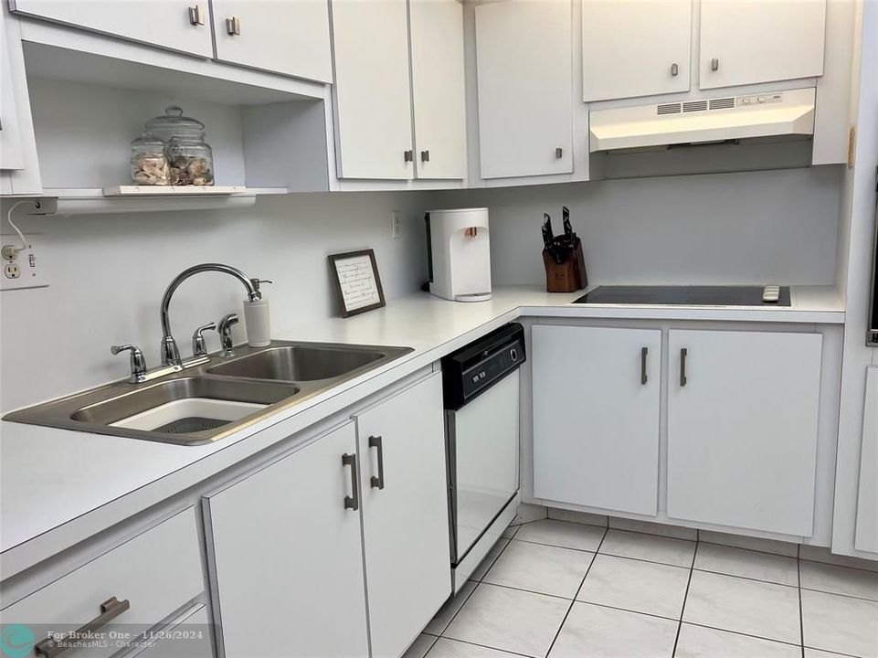 For Rent: $3,500 (1 beds, 1 baths, 850 Square Feet)