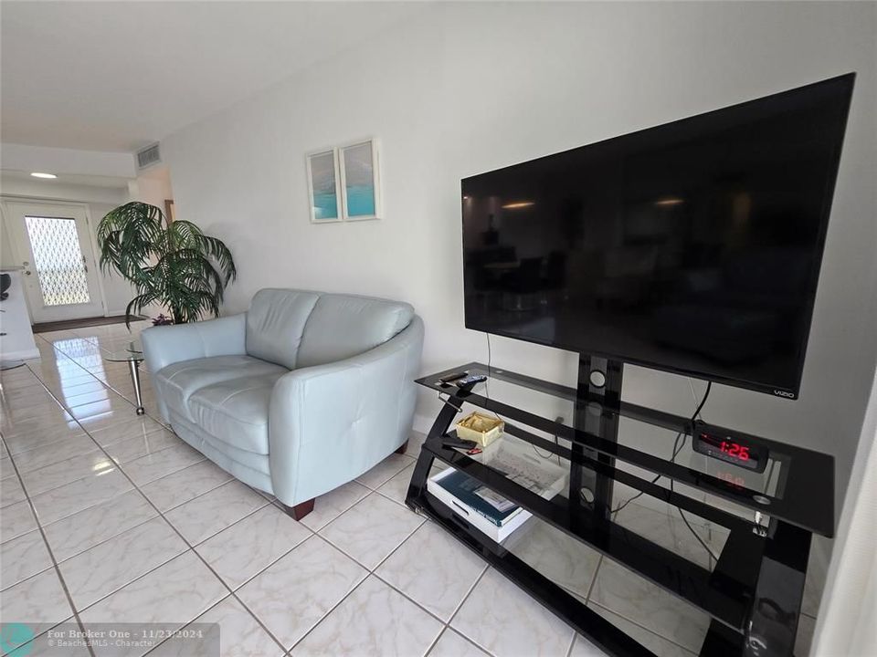 For Sale: $349,000 (2 beds, 2 baths, 1190 Square Feet)