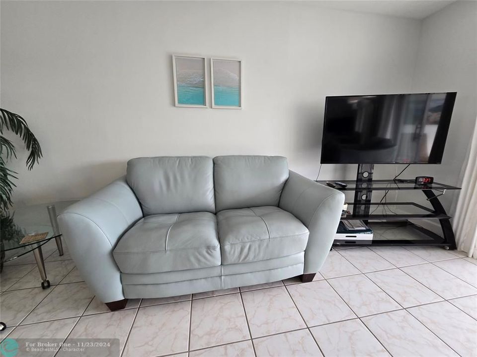 For Sale: $349,000 (2 beds, 2 baths, 1190 Square Feet)