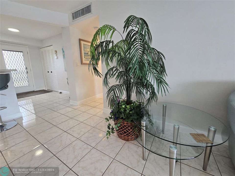 For Sale: $349,000 (2 beds, 2 baths, 1190 Square Feet)