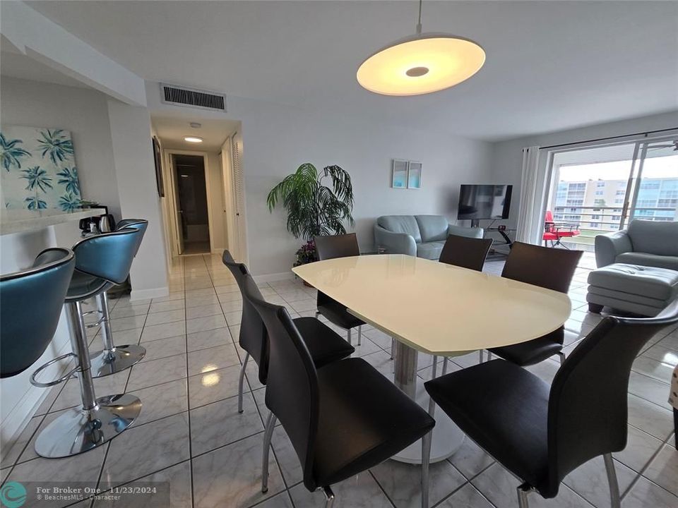 For Sale: $349,000 (2 beds, 2 baths, 1190 Square Feet)