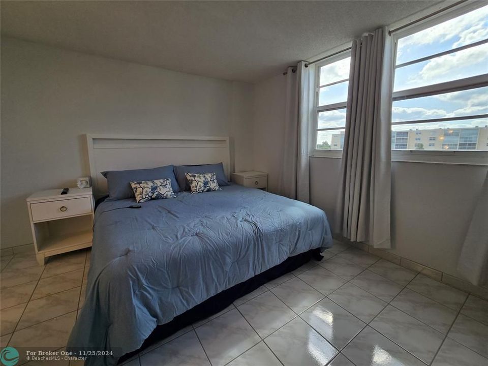 For Sale: $349,000 (2 beds, 2 baths, 1190 Square Feet)