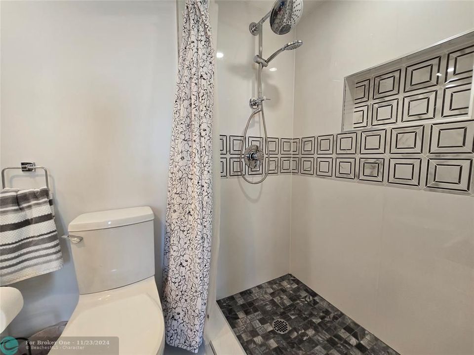 For Sale: $349,000 (2 beds, 2 baths, 1190 Square Feet)