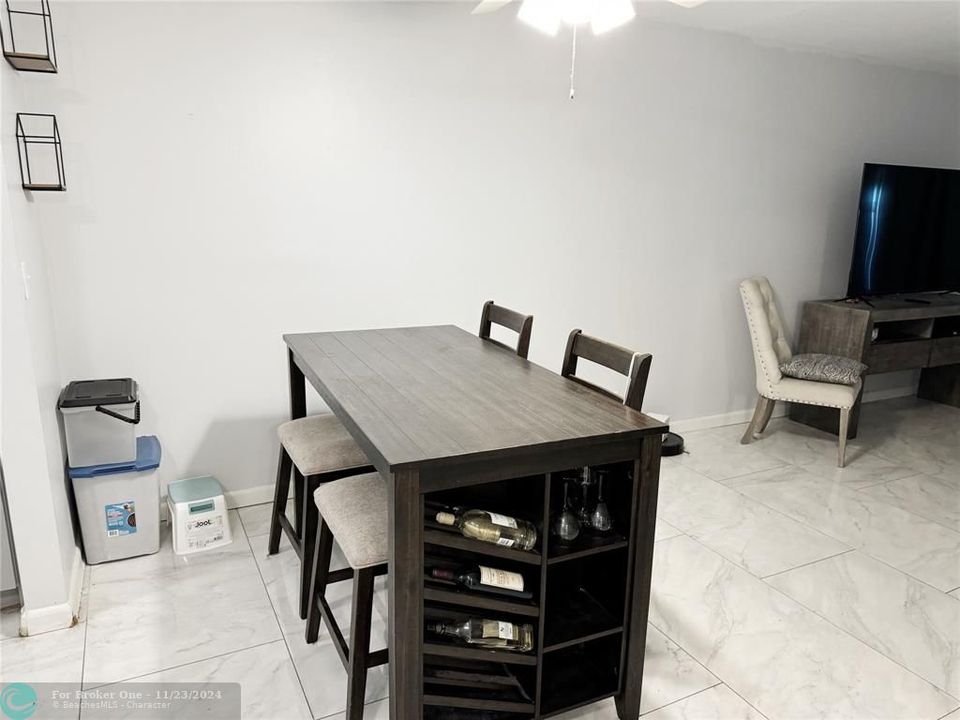 For Sale: $244,900 (2 beds, 2 baths, 937 Square Feet)