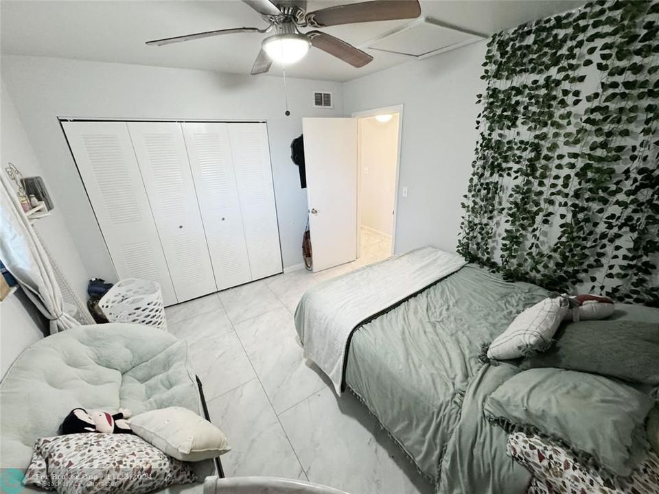 For Sale: $244,900 (2 beds, 2 baths, 937 Square Feet)