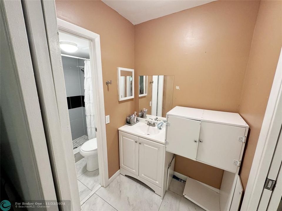 For Sale: $244,900 (2 beds, 2 baths, 937 Square Feet)