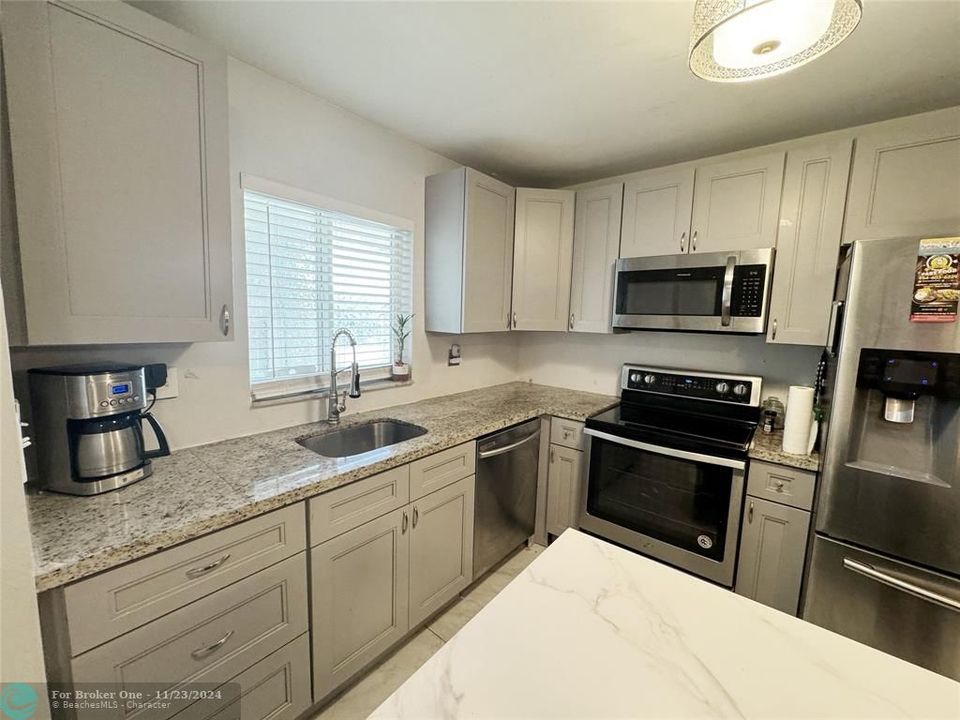 For Sale: $244,900 (2 beds, 2 baths, 937 Square Feet)