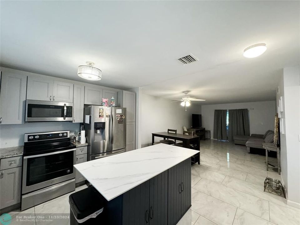 For Sale: $244,900 (2 beds, 2 baths, 937 Square Feet)