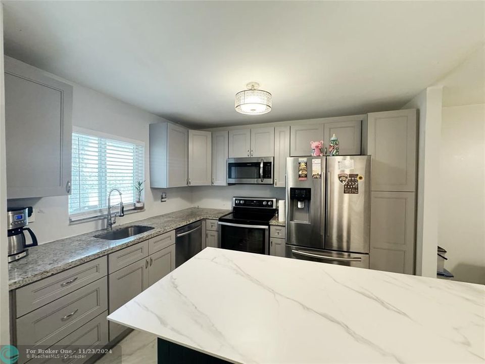 For Sale: $244,900 (2 beds, 2 baths, 937 Square Feet)