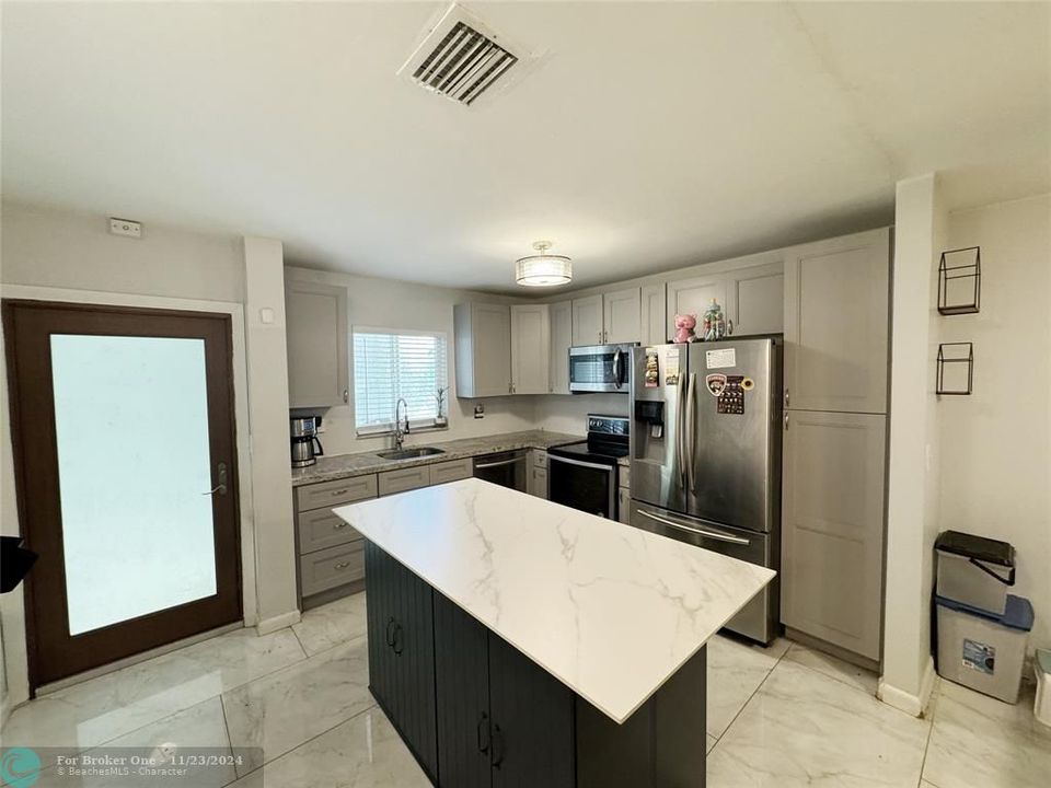 For Sale: $244,900 (2 beds, 2 baths, 937 Square Feet)