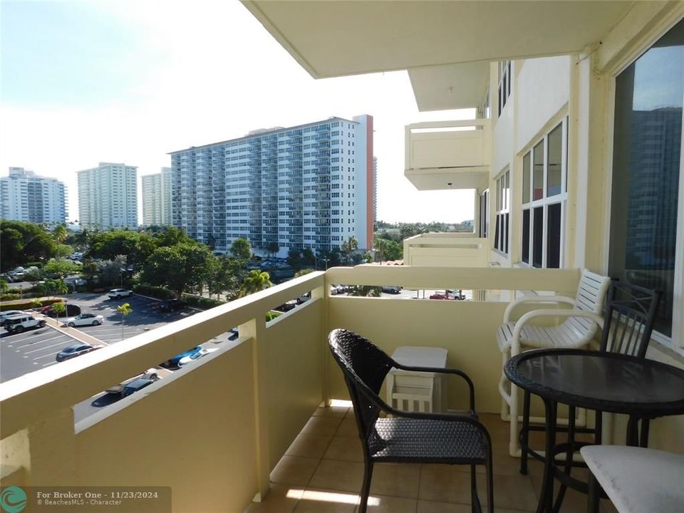 For Sale: $293,500 (2 beds, 2 baths, 1120 Square Feet)