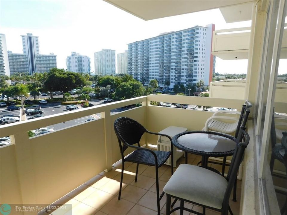 For Sale: $293,500 (2 beds, 2 baths, 1120 Square Feet)