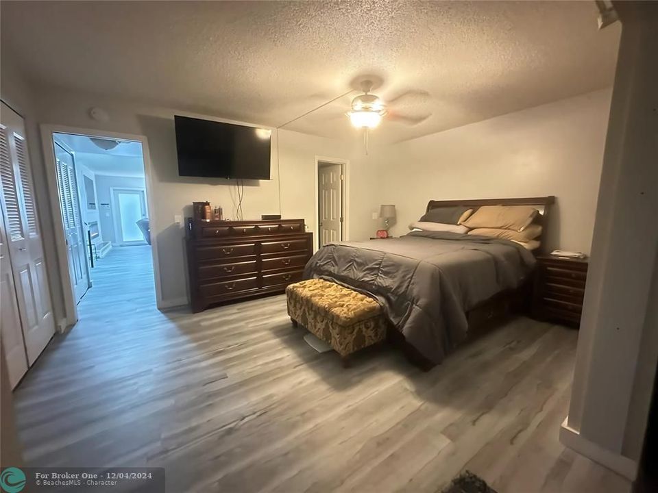 For Sale: $149,900 (1 beds, 1 baths, 703 Square Feet)