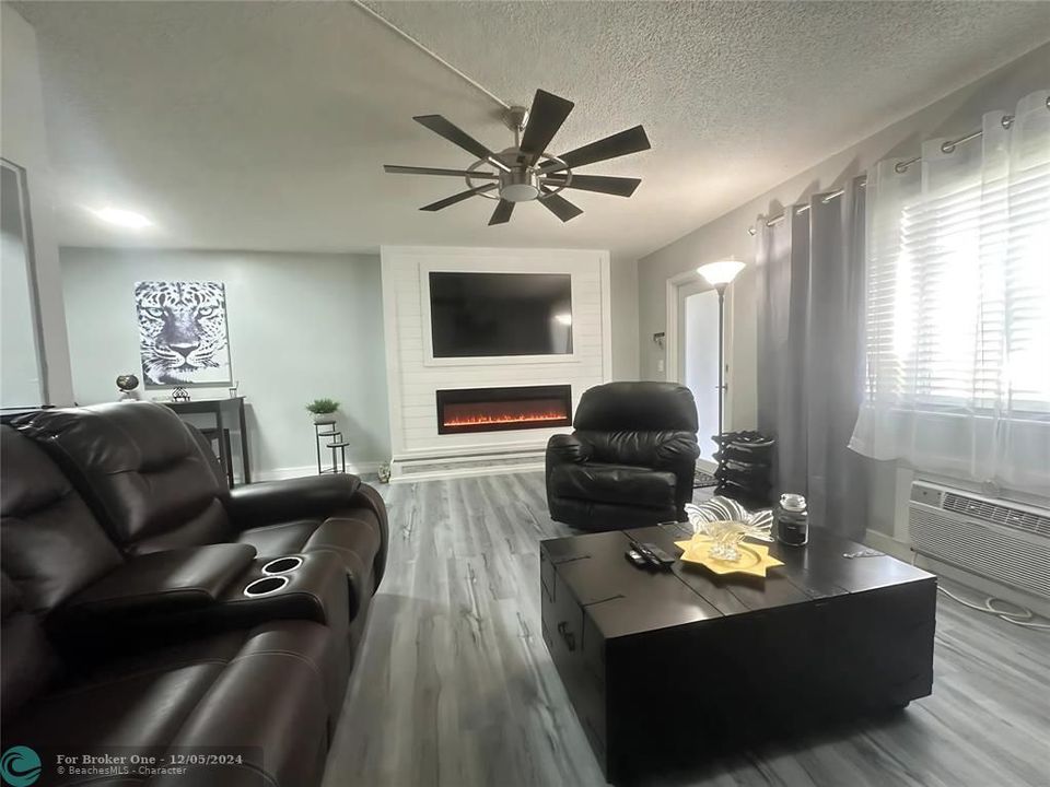 For Sale: $149,900 (1 beds, 1 baths, 703 Square Feet)