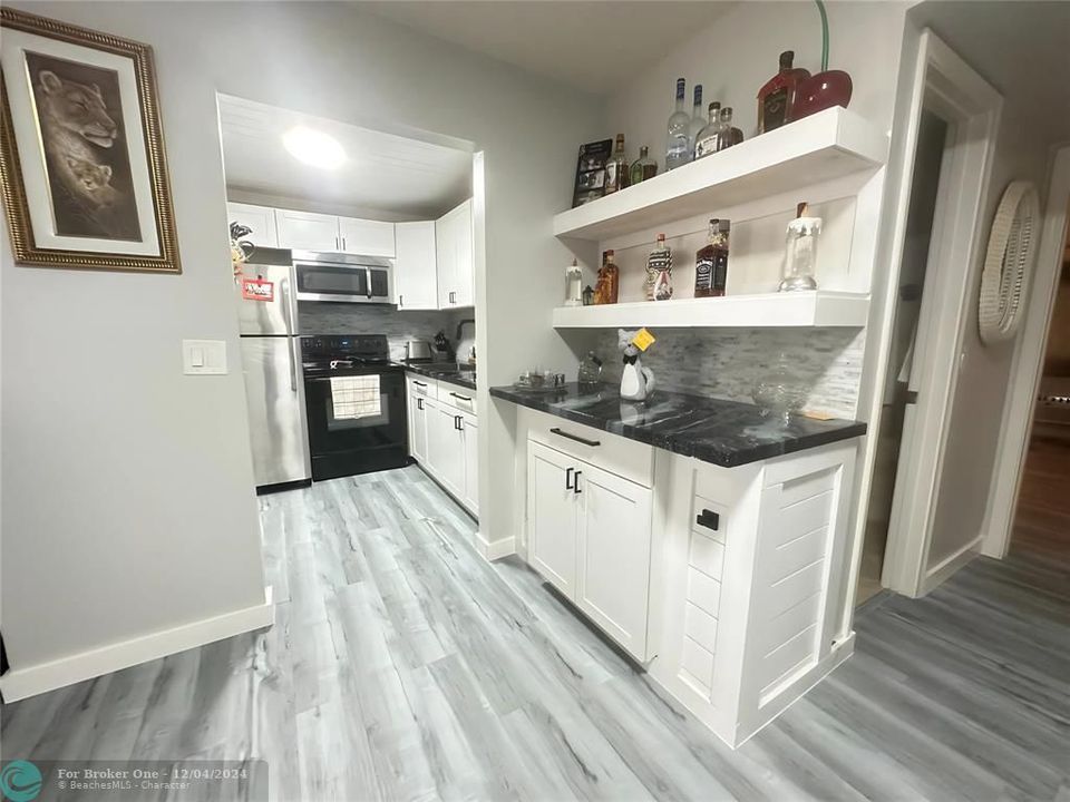 For Sale: $149,900 (1 beds, 1 baths, 703 Square Feet)