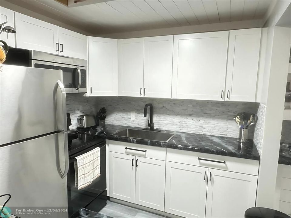 For Sale: $149,900 (1 beds, 1 baths, 703 Square Feet)