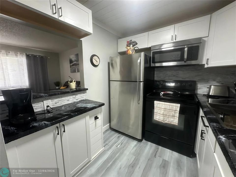 For Sale: $149,900 (1 beds, 1 baths, 703 Square Feet)