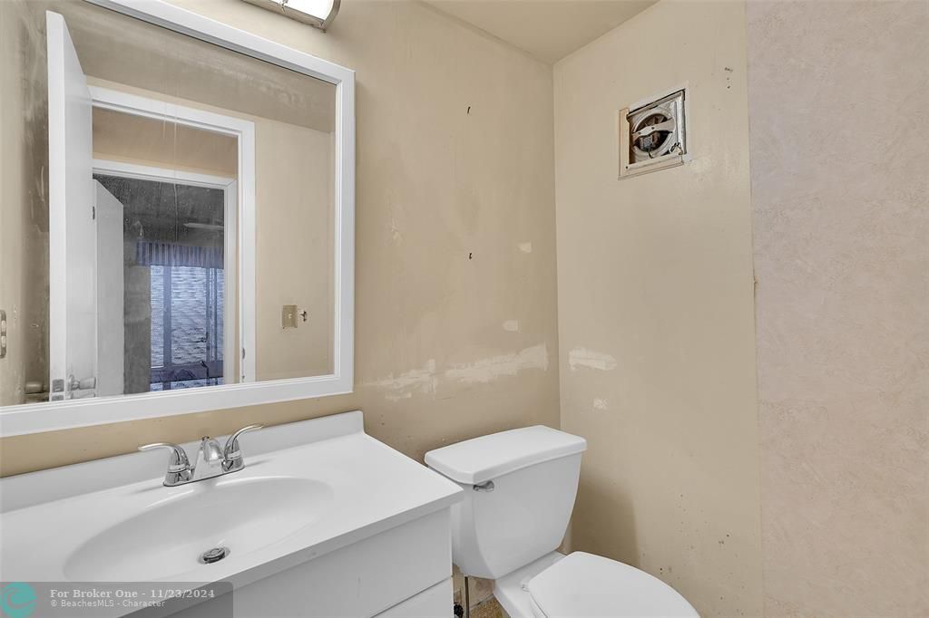 For Sale: $100,000 (2 beds, 1 baths, 861 Square Feet)