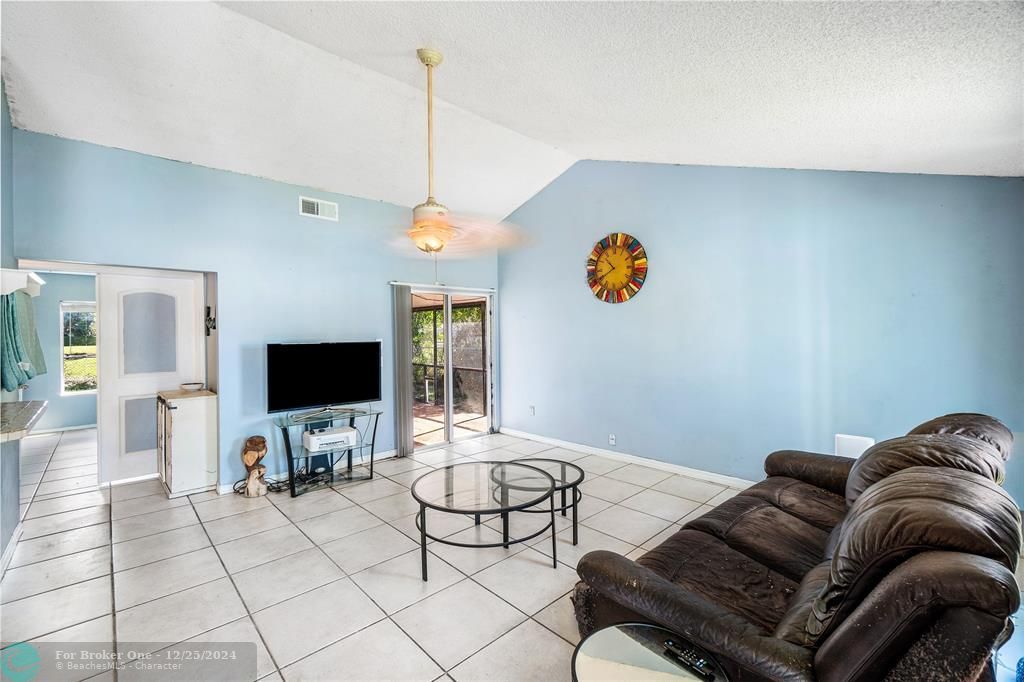 Active With Contract: $375,000 (2 beds, 2 baths, 980 Square Feet)