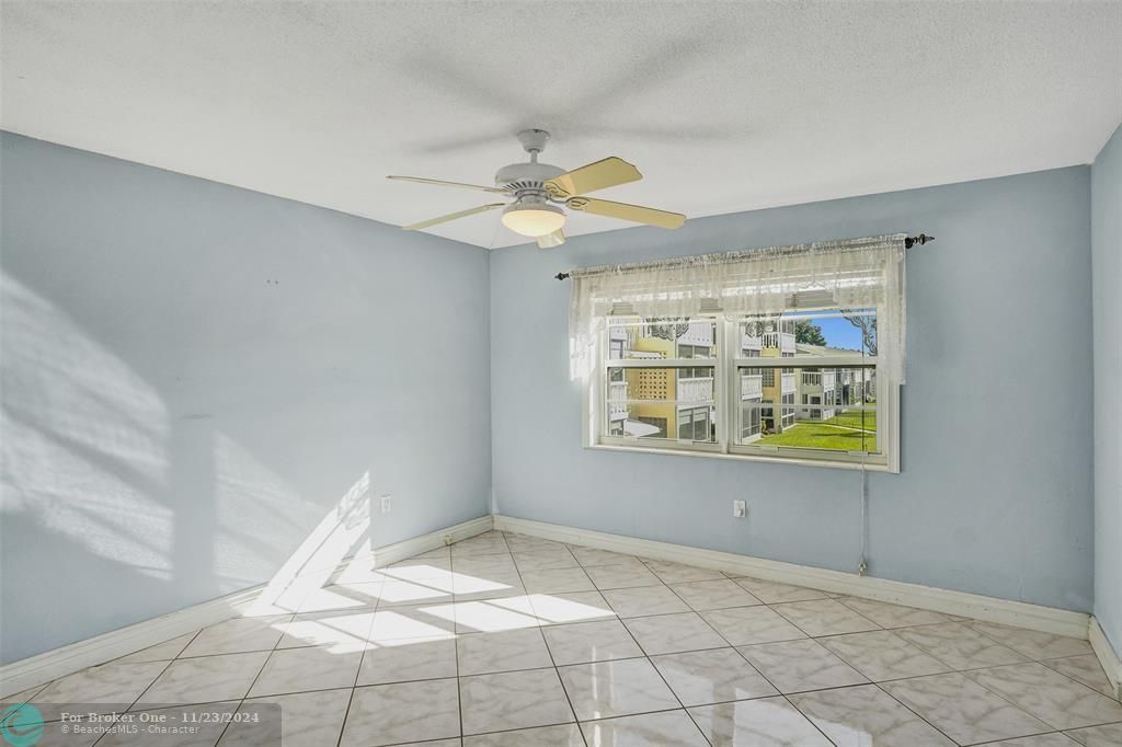 For Sale: $349,000 (2 beds, 2 baths, 920 Square Feet)