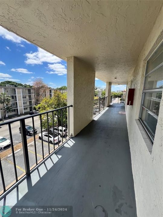 For Sale: $119,500 (1 beds, 1 baths, 705 Square Feet)