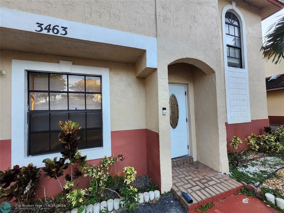 For Rent: $3,190 (3 beds, 2 baths, 1242 Square Feet)