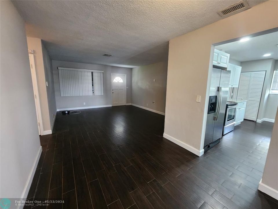 For Rent: $2,500 (2 beds, 2 baths, 1293 Square Feet)