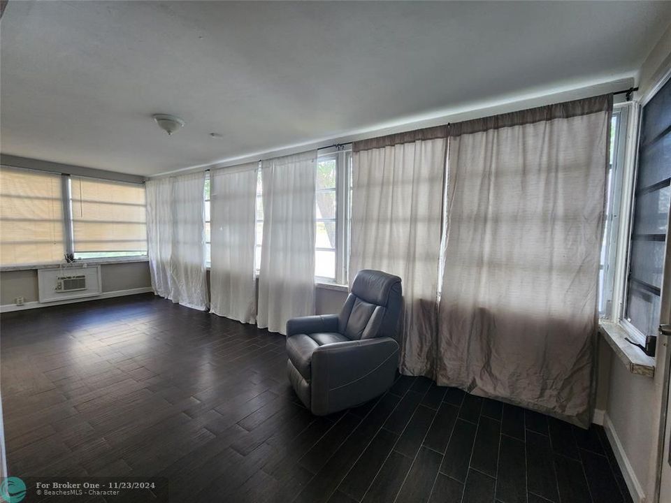 For Rent: $2,500 (2 beds, 2 baths, 1293 Square Feet)