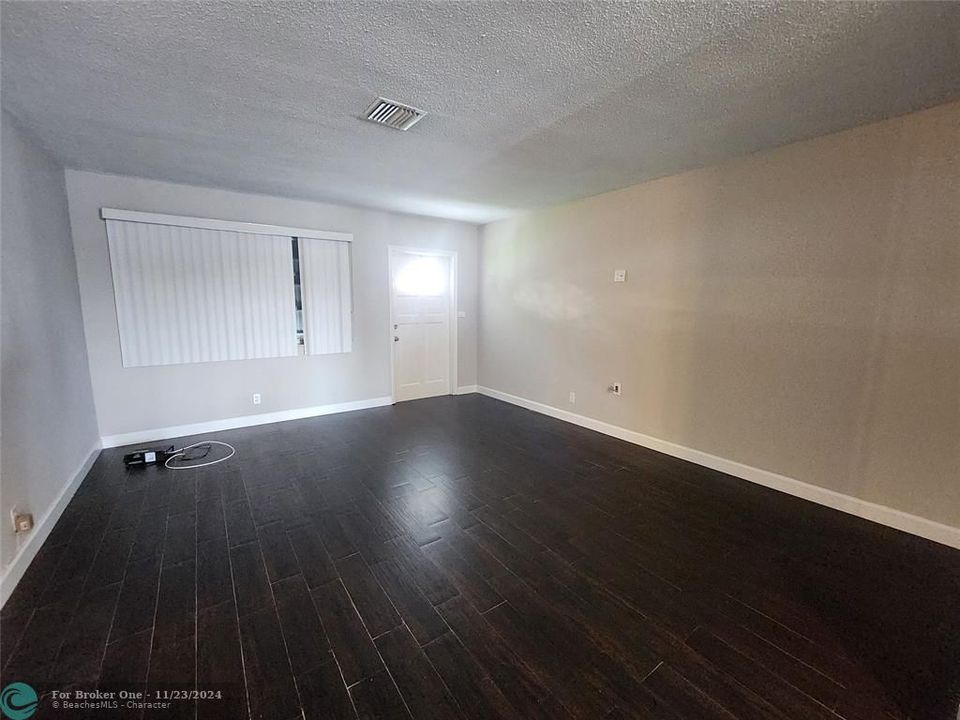 For Rent: $2,500 (2 beds, 2 baths, 1293 Square Feet)