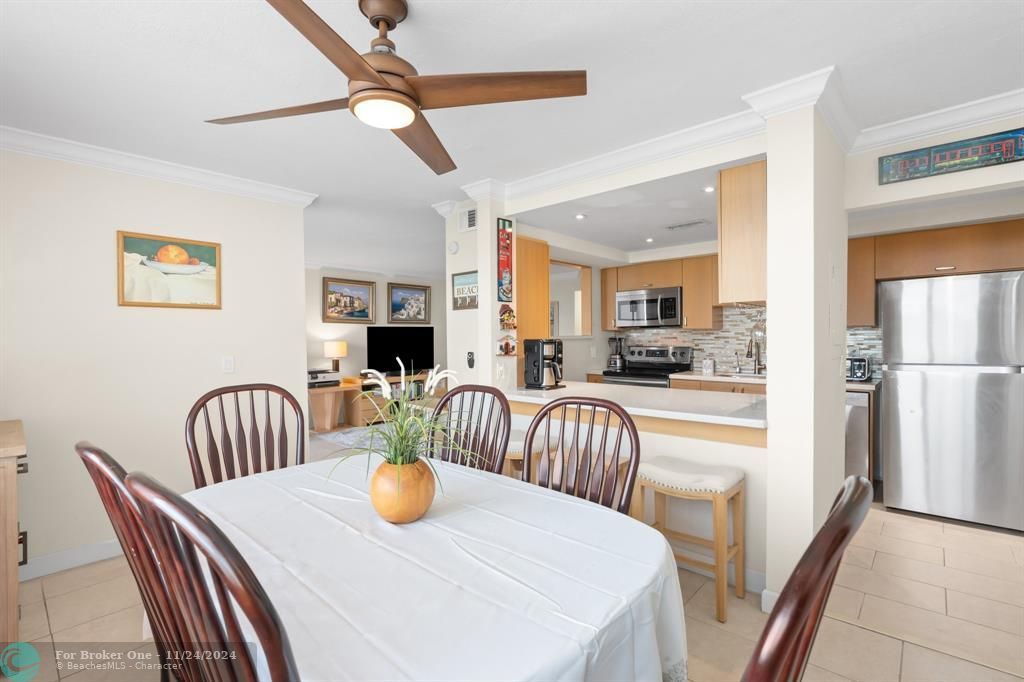 For Sale: $294,000 (2 beds, 2 baths, 980 Square Feet)