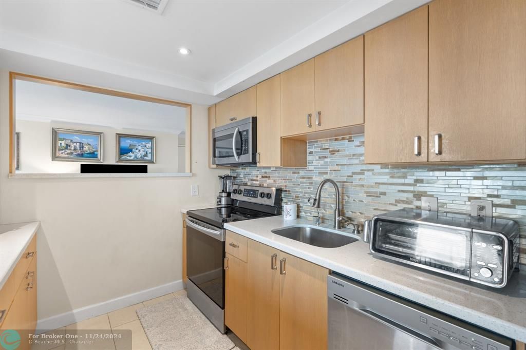 For Sale: $294,000 (2 beds, 2 baths, 980 Square Feet)