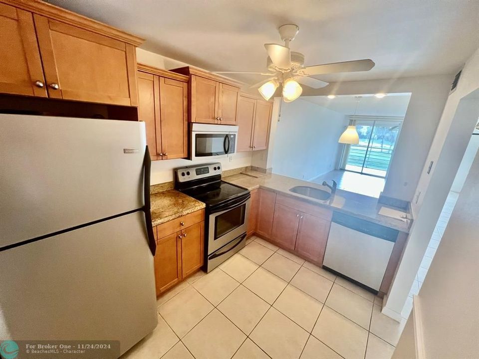 For Sale: $264,900 (2 beds, 2 baths, 980 Square Feet)