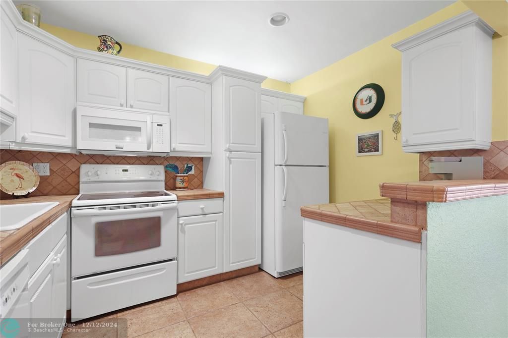 For Sale: $250,000 (2 beds, 2 baths, 982 Square Feet)