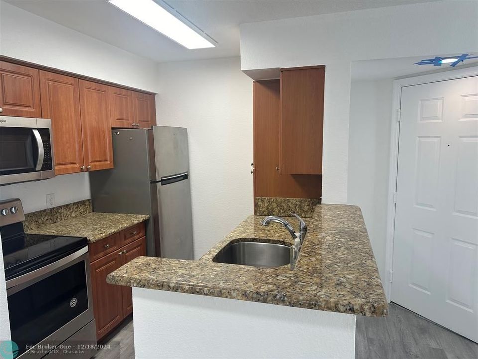 For Rent: $2,200 (2 beds, 2 baths, 974 Square Feet)