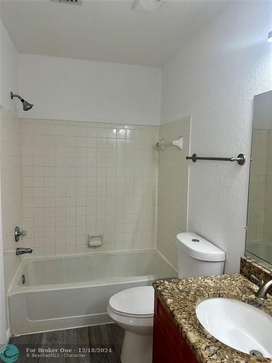 For Rent: $2,200 (2 beds, 2 baths, 974 Square Feet)