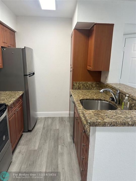 For Rent: $2,200 (2 beds, 2 baths, 974 Square Feet)