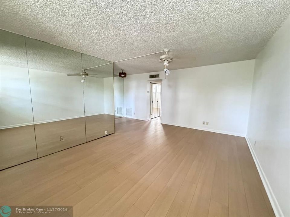 For Sale: $197,000 (1 beds, 1 baths, 690 Square Feet)