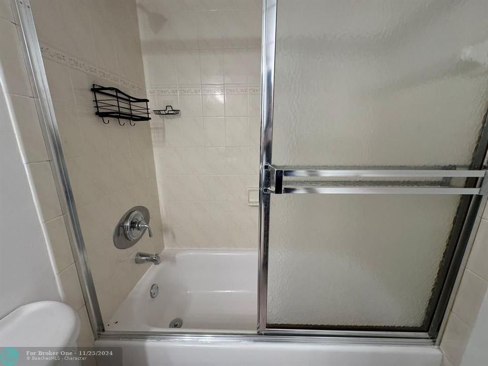 For Sale: $197,000 (1 beds, 1 baths, 690 Square Feet)