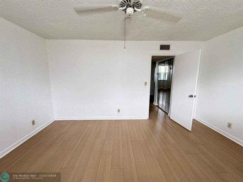 For Sale: $197,000 (1 beds, 1 baths, 690 Square Feet)