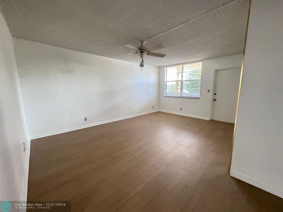 For Sale: $197,000 (1 beds, 1 baths, 690 Square Feet)