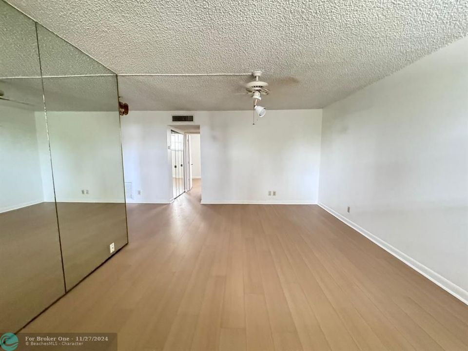 For Sale: $197,000 (1 beds, 1 baths, 690 Square Feet)