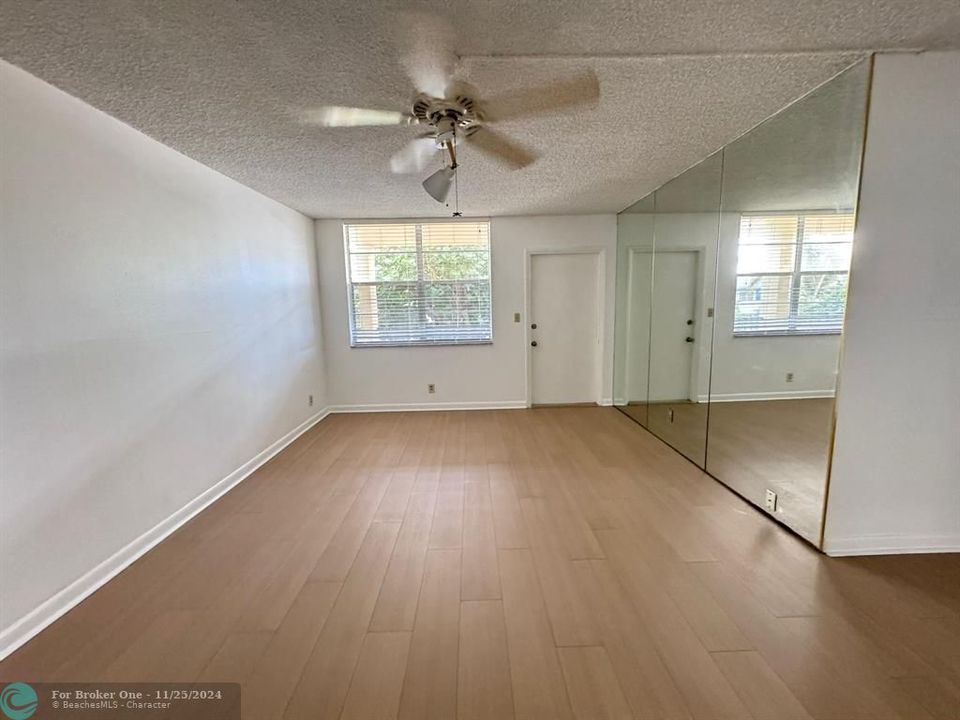 For Sale: $197,000 (1 beds, 1 baths, 690 Square Feet)