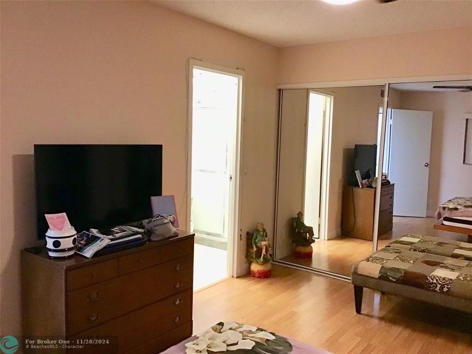 For Rent: $1,400 (1 beds, 1 baths, 726 Square Feet)