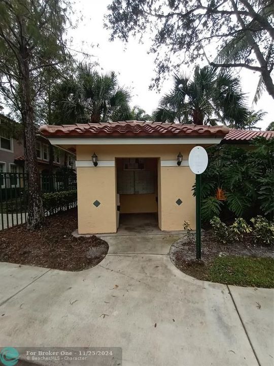 For Rent: $1,700 (1 beds, 1 baths, 716 Square Feet)