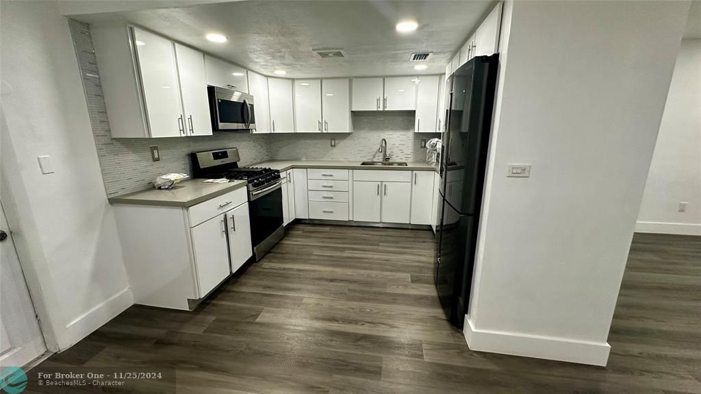 For Rent: $3,500 (3 beds, 2 baths, 1034 Square Feet)